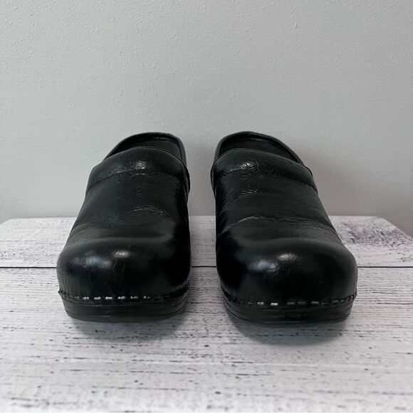 Dansko Black Leather Etched Professional Clogs Size 38 - Picture 2 of 9